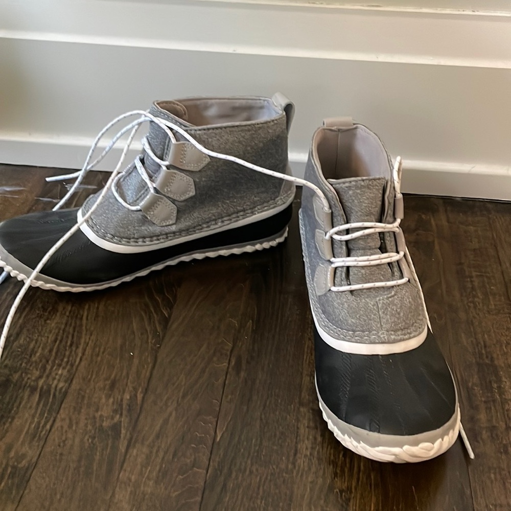 Sorel Out N About boots, size 8.5. Barely worn, comes with box.